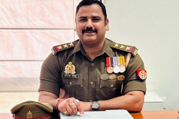 लखनऊ एसटीएफ इंस्पेक्टर दीपक सिंह ने पकड़ा सॉल्वर गैंग,चार गिरफ्तार जनस्वराज समाचार