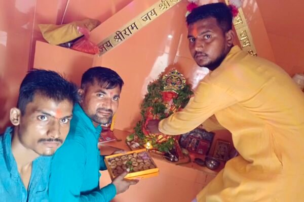 बुढ़वा मंगल के उपलक्ष में हनुमान चालीसा पाठ के बाद में किया गया पांचवा विशाल भंडारा जनस्वराज समाचार सुरेन्द्र सोनी