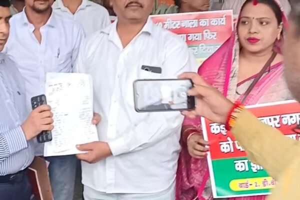 एक हफ्ते में नहीं बना नाला तो इसी नाले में लेंगे जल समाधि नाला न बनने पर वार्ड 2 के पार्षद ने नगर निगम में दिया धरना      जनस्वराज समाचार सुरेन्द्र सोनी