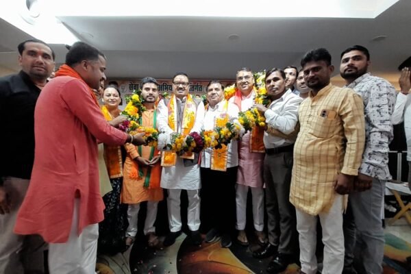 विशाल रक्तदान व स्वास्थ्य शिविर का क्रांति सेलिब्रेशन गेस्ट हाउस में किया गया आयोजन सैकडो लोगो ने किया रक्तदान    जन स्वराज समाचार सुरेन्द्र सोनी